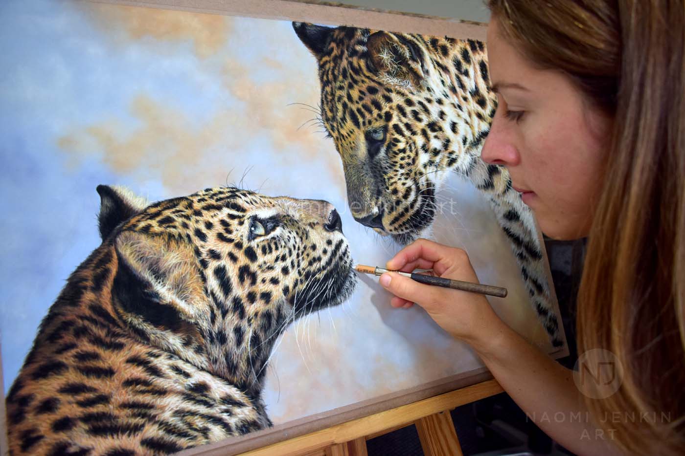 Wildlife artist Naomi Jenkin drawing a leopard portrait.