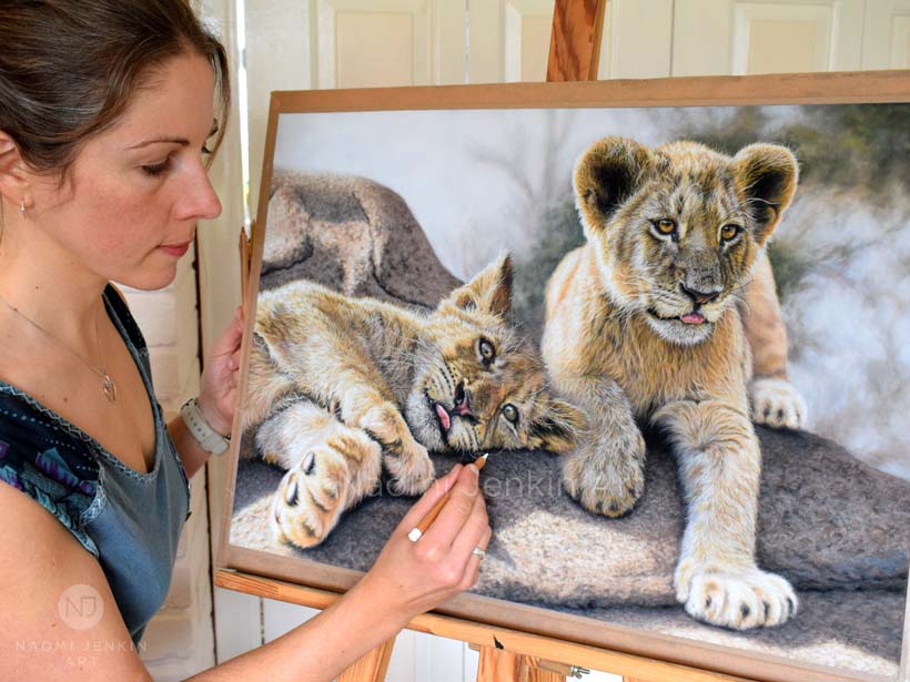 Wildlife artist Naomi Jenkin creating her lion drawing 